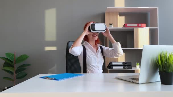 Mujer de negocios con gafas VR e interactúa con el ciberespacio — Vídeos de Stock