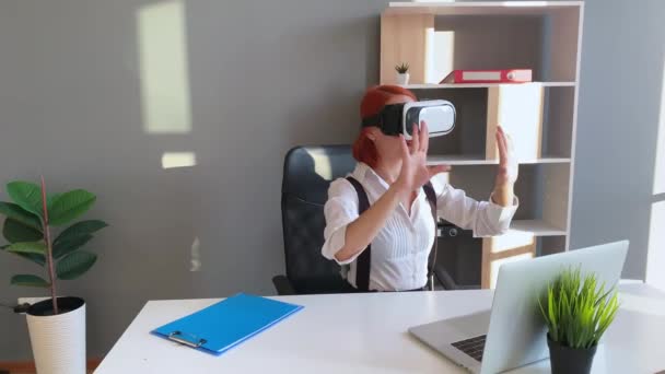 Geschäftsfrau trägt VR-Brille und interagiert mit dem Cyberspace — Stockvideo