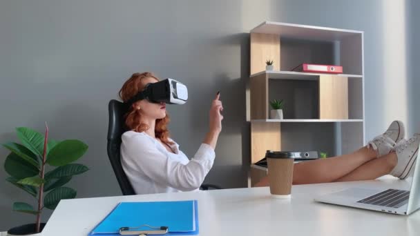 Mujer de negocios con gafas VR e interactúa con el ciberespacio — Vídeo de stock