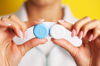 Kontakt lensli plastik kap tutan kadın