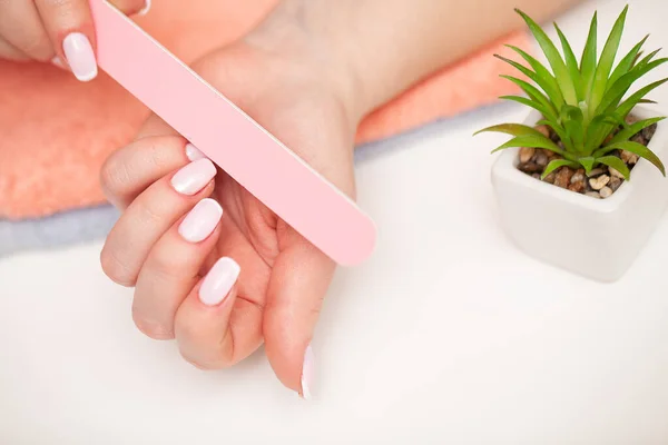 Felice bella donna facendo manicure quando si riposa a casa — Foto Stock