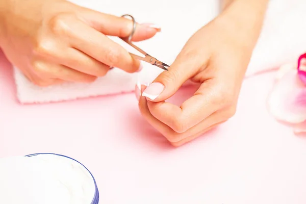 Felice bella donna facendo manicure quando si riposa a casa — Foto Stock