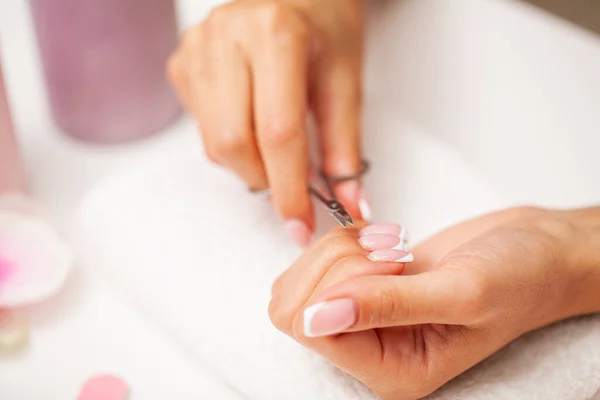 Mujer bonita feliz haciendo manicura cuando descansa en casa —  Fotos de Stock