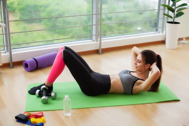 Evde yoga yapan çekici bir kadın..