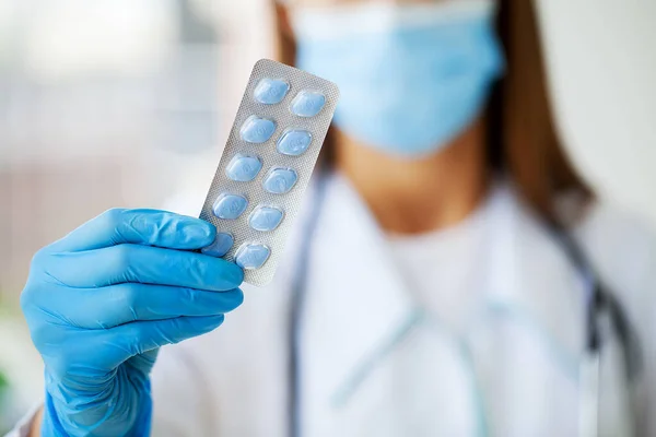 Close-up de medicina feminina segurando pílula para a saúde dos homens — Fotografia de Stock