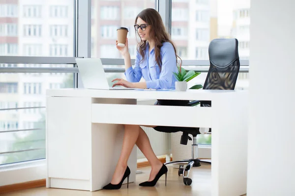 Portrait de belle jeune femme travaillant dans le bureau. — Photo