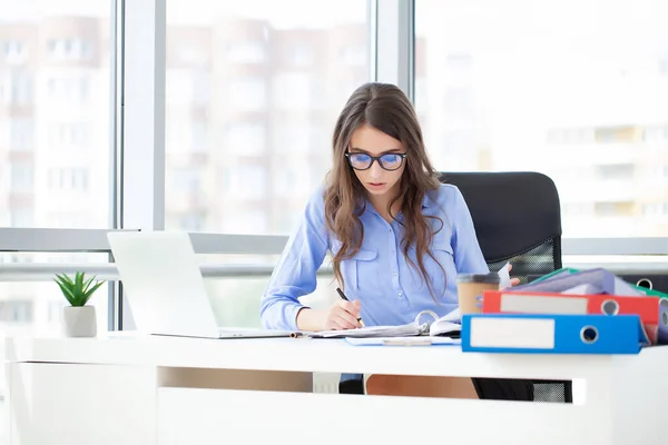 Portrait de belle jeune femme travaillant dans le bureau. — Photo