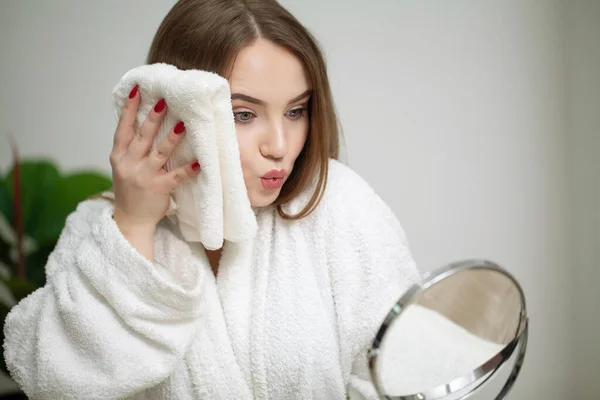 Nette Frau reinigt Gesichtshaut mit Handtuch nach dem Waschen Gesicht Porträt — Stockfoto