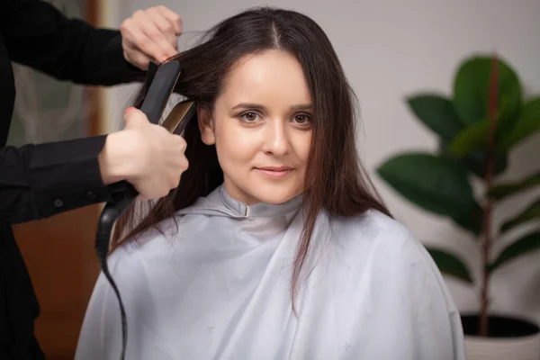 Profesjonalny fryzjer pracujący z młodą kobietą w salonie piękności. — Zdjęcie stockowe