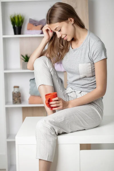 Jovem mulher bonita vestindo pijama beber xícara de café — Fotografia de Stock