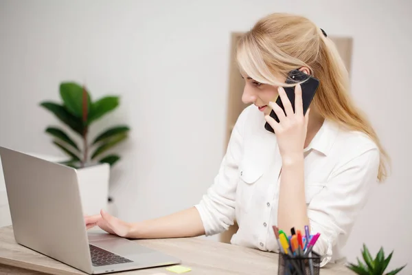 Businesswoman working on her laptop in the office — Stock Photo, Image