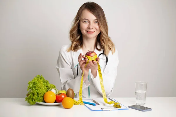 Médico nutricionista joven escribiendo plan de dieta, alimentación saludable — Foto de Stock