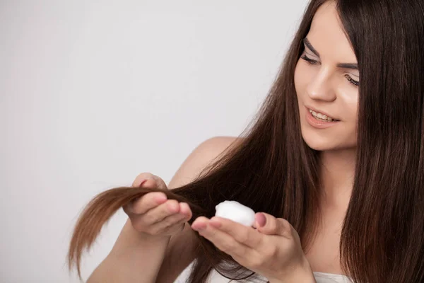 Mulher bonita aplicando condicionador de cabelo no banheiro — Fotografia de Stock