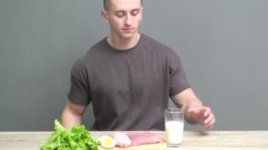 Bir adam uygun beslenme için yüksek protein içerikli yiyecekler bulundurur..