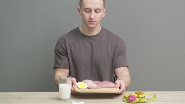 Um homem tem alimentos com alto teor de proteína para uma nutrição adequada — Vídeo de Stock