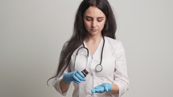 Femme médecin tenant un flacon de comprimés — Video