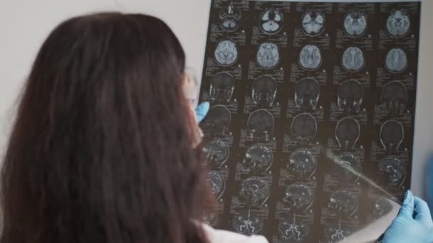 Kadın doktor bir hastanın MRI görüntüsünü inceliyor. — Stok video