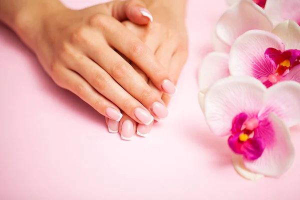 Jonge vrouw na het krijgen van professionele manicure in schoonheidssalon — Stockfoto