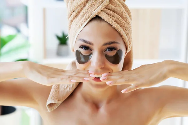 Portrait of beauty woman with eye patches shows an effect of perfect skin. — Stok Foto