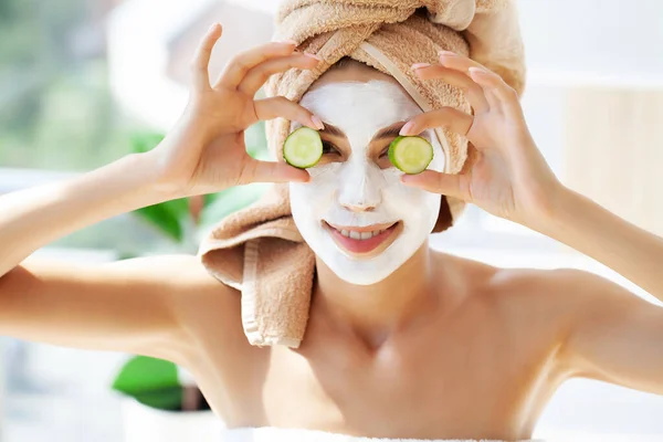 Wanita lucu yang menarik dengan masker tanah liat di wajahnya. — Stok Foto