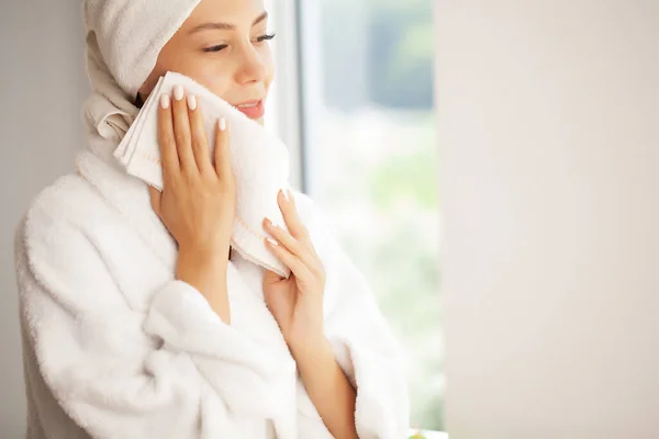 Donna che pulisce la pelle del viso con asciugamano dopo il lavaggio ritratto del viso — Foto Stock
