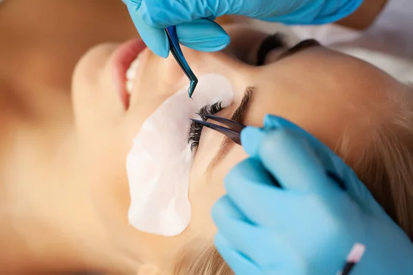 Eyelash Extension Procedure, Professional stylist lending female lashes. — 스톡 사진