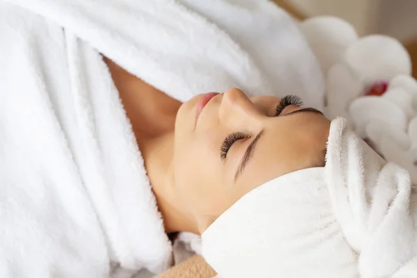 Jeune femme profiter de massage facial dans le salon de spa — Photo