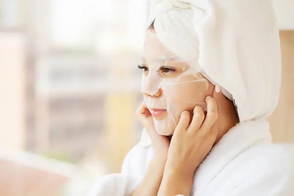 Perawatan kulit, wanita cantik dengan masker wajah di salon kecantikan — Stok Foto