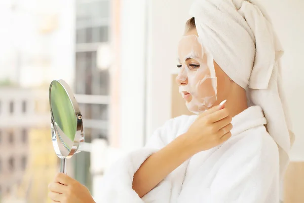 Skin care, beautiful woman with facial mask at beauty salon — Stock Photo, Image