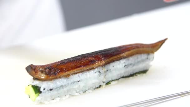 Wie Man Unagi Rolle Schneidet — Stockvideo