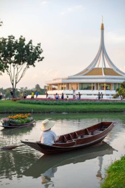 Çiçek tekne ve gemi adamı elime Suan Luang Rama IX çiçek Festivali üzerinde 04 Aralık 2015, Bangkok, Tayland