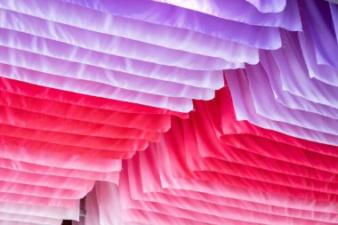 çok renkli ipek kumaş tavana asmak.