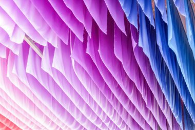 çok renkli ipek kumaş tavana asmak.