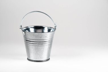 Beyaz arka plan üzerinde küçük galvanizli kova. 