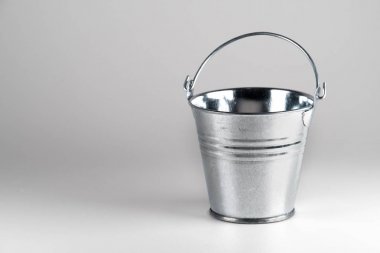 Beyaz arka plan üzerinde küçük galvanizli kova. 