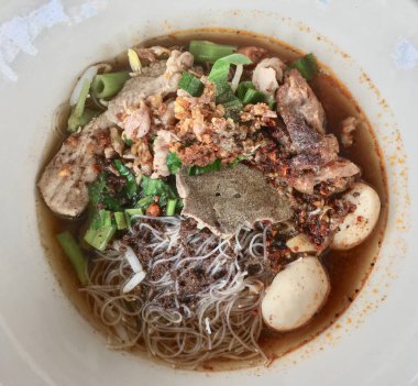 Domuz eti ve domuz topları ile Tay tarzı şehriye çorbası.