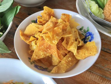 Gevrek wonton cips Tay tarzı şehriye çorbası ile hizmet.