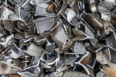 Geri dönüşüm için hurda motor parçaları. Hurda metal geri dönüşüm.
