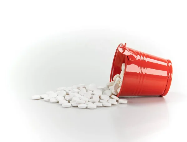 Witte Pillen Tabletten Rode Metalen Emmer Witte Achtergrond — Stockfoto