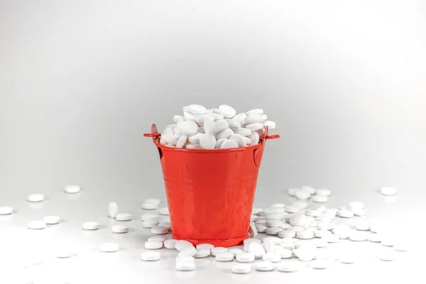 Λευκά Χάπια Δισκία Κόκκινο Μεταλλικό Κουβά Λευκό Φόντο — Φωτογραφία Αρχείου