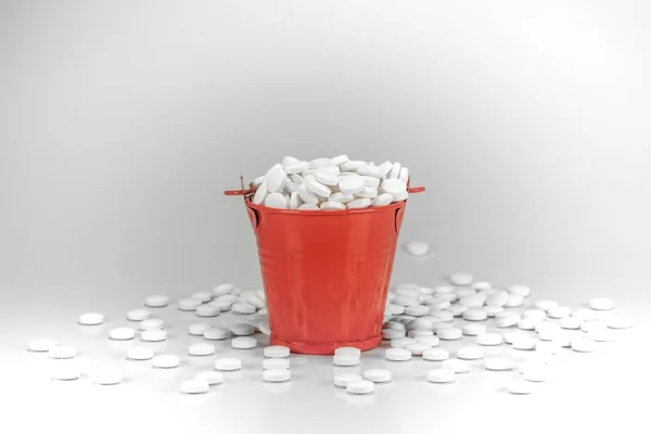 Pastillas Blancas Tabletas Cubo Metal Rojo Sobre Fondo Blanco — Foto de Stock