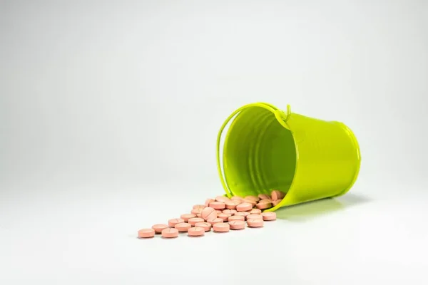 Pillole Compresse Secchio Metallo Verde Sfondo Bianco — Foto Stock