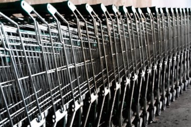 kullanılan alışveriş arabaları veya seçici odak ve bulanıklık ile kullanılan alışveriş arabası