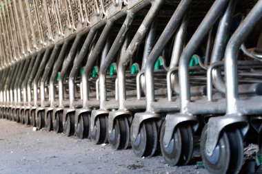 kullanılan alışveriş arabaları veya seçici odak ve bulanıklık ile kullanılan alışveriş arabası