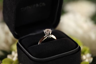 Tay düğün töreni için Tay çiçek çelenk üzerinde Alyans