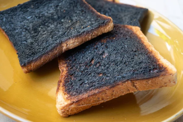 Pão integral torrado queimado com foco seletivo . — Fotografia de Stock