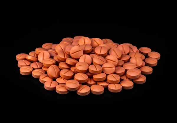 Oranje Kleur Ronde Pillen Zwarte Achtergrond Met Selectieve Focus Pillen — Stockfoto