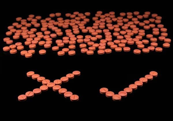 Narancs Színű Kerek Tabletták Fekete Háttér Szelektív Összpontosítani Tabletták Hogy — Stock Fotó