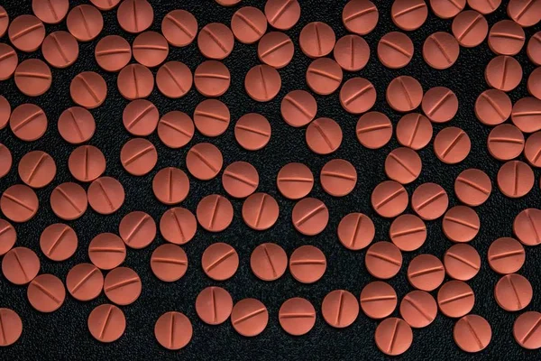 Narancs Színű Kerek Tabletták Fekete Háttér Szelektív Összpontosítani Tabletták Hogy — Stock Fotó