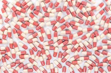 Beyaz arka plan üzerinde kapsül.